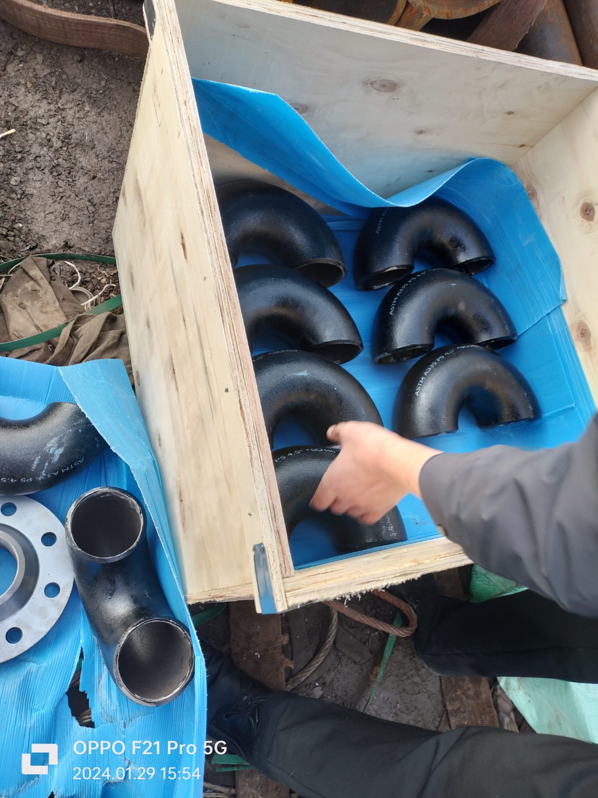 ASTM A335 P5 alloy steel elbows under quality inspection before export packing