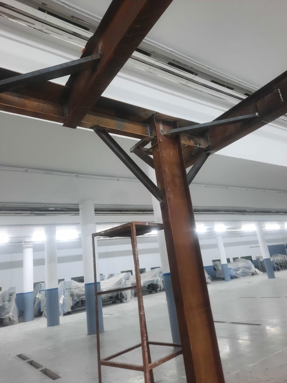 Welded beam-to-column connection with stiffener plates
