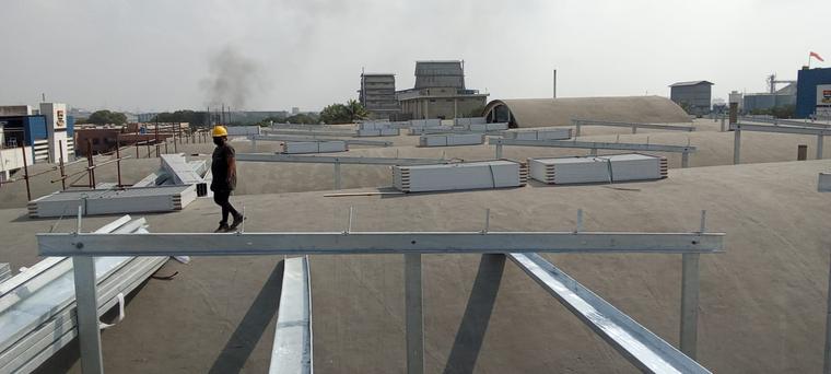 Module Handling — Controlled lifting and placement of PV modules at height